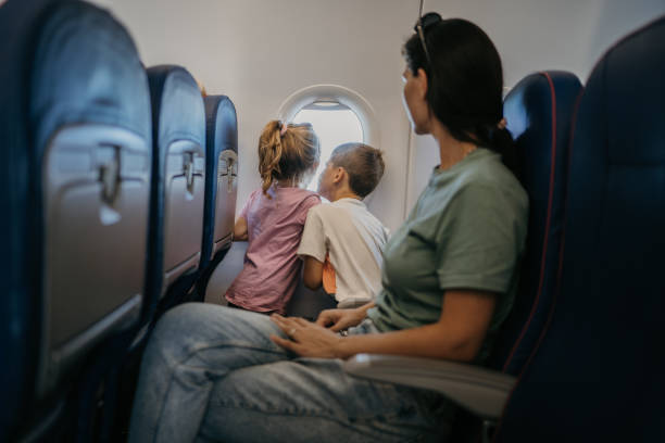 família viajando de avião - airplane window indoors looking through window - fotografias e filmes do acervo