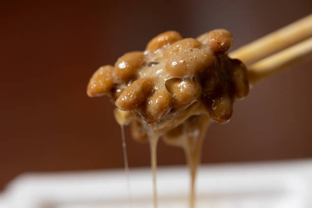 close up of japanese superfood - natto (fermented soybeans) - natto stockfoto's en -beelden