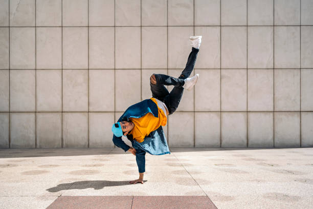 hip hop tänzer auf der straße - b boy stock-fotos und bilder