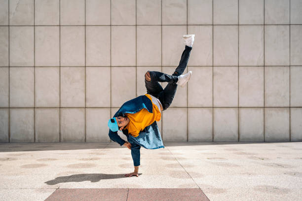 ストリートのヒップホップダンサー - breakdancing ストックフォトと画像