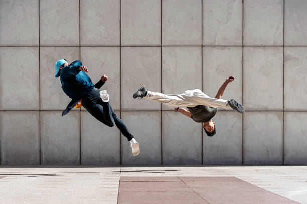lässige junge männer breakdance - breakdancing stock-fotos und bilder