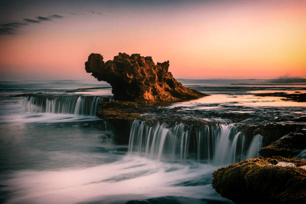 der drachenkopffelsen im sonnenuntergang - water waterfall sky seascape stock-fotos und bilder