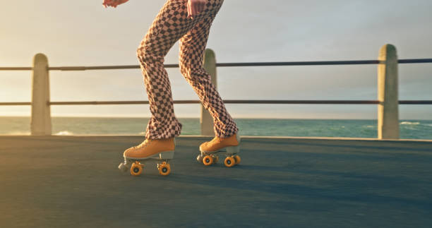Woman roller skating, sport and fitness on beach sidewalk, sea or ocean shore. Hobby, exercise and sports with roller skate cardio workout, training for wellness, strength and health on promenade mujer patinaje sobre ruedas, deporte y fitness en la acera de la playa, el mar o la orilla del océano. hobby, ejercicio y deportes con entrenamiento cardiovascular de patines, entrenamiento para el bienestar, la fuerza y la salud en el paseo marítimo