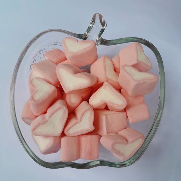 marshmallow cukierki w misce na białym tle - marshmallow roasted stick candy zdjęcia i obrazy z banku zdjęć