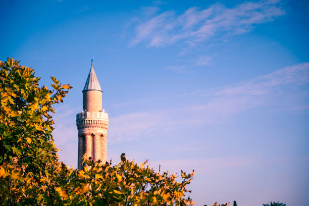 historisches yivli minarett in antalya - minarett stock-fotos und bilder