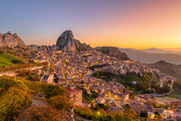 caltabellota, italie ville historique en sicile - mountain peak famous place outdoors landscape photos et images de collection