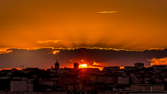 Coucher de soleil sur Lyon Croix-Rousse un soir d'été.