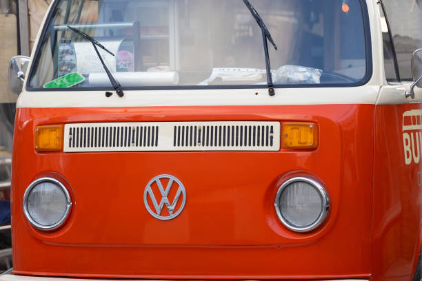 logo volkswagena na masce samochodu - hood car headlight bumper zdjęcia i obrazy z banku zdjęć