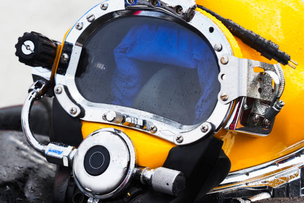 casque de plongée sous-marine moderne utilisé à des profondeurs de 1500 pieds. équipement en haute mer - deep sea diving photos et images de collection