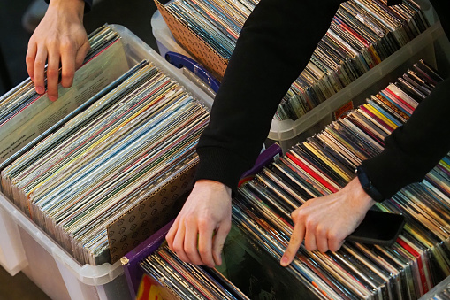 Los amantes de la música compran discos de vinilo con música para tocadiscos. Vender discos de audio, vista superior photo