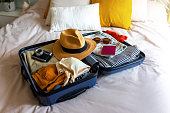 offener-koffer-auf-dem-bett-voller-kleidung-und-sommerartikel-hut-sonnenbrille-badeanzug-pass.jpg?b=1&s=170x170&k=20&c=AWvKGmmsfbBtGZHAuAlM2dQl9DGVSk7JaHrj9x6jaU8=