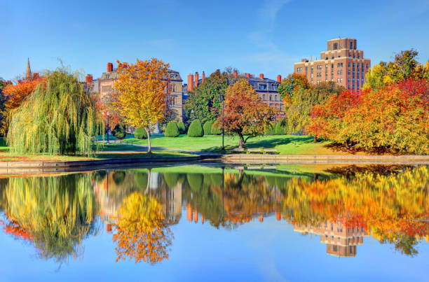 ボストン公共庭園の秋 - boston massachusetts new england back bay ストックフォトと画像