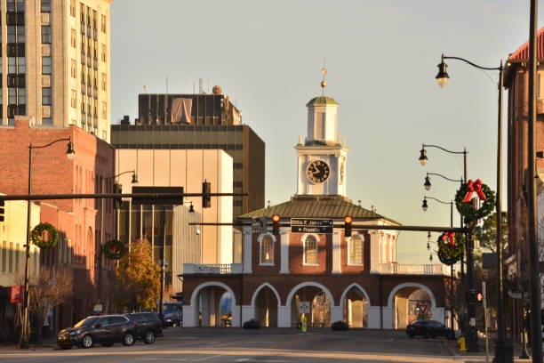 日の出時の空のフェイエットビルマーケットハウス - fayetteville north carolina ストックフォトと画像