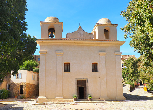 In Pigna, in Balagne, in Corsica, the parish church of the Immaculate Conception is characterized by the two domed pinnacles which surmount its facade.