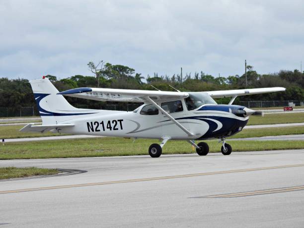 2003 cessna 172s - cessna_172s zdjęcia i obrazy z banku zdjęć