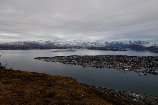 Blick über den Ort Tromsø in Norwegen auf die Berge und Fjorde im Hintergrund