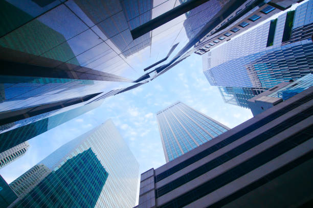 vista ad angolo basso degli edifici della città di singapore. - singapore street business sky foto e immagini stock