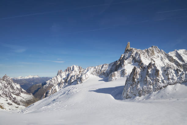 mountain view - mont blanc ski slope european alps mountain range stock-fotos und bilder