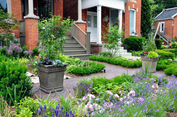 un colorido jardín urbano formal con rosas y lavanda. - formal garden front or back yard gazebo night fotografías e imágenes de stock