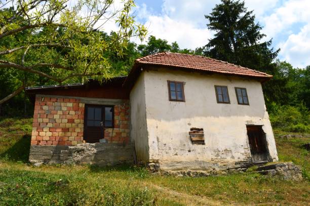 istock added old country house 1452751110