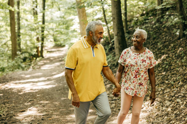 stile di vita pensionistico - senior adult senior couple exercising african ethnicity foto e immagini stock