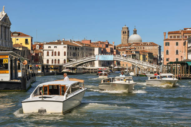 a ponte degli scalzi, uma das únicas quatro pontes em veneza a atravessar o grande canal, com lanchas no verão, veneza, vêneto, itália - ponte degli scalzi - fotografias e filmes do acervo