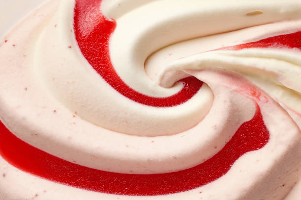 vanille- und erdbeereis - vanilla ice cream ice ice cream organic stock-fotos und bilder
