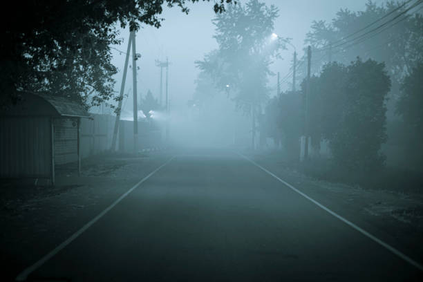 foto atmosférica en una zona llena de humo de la ciudad con casas privadas por la noche bajo los focos - damp course fotografías e imágenes de stock