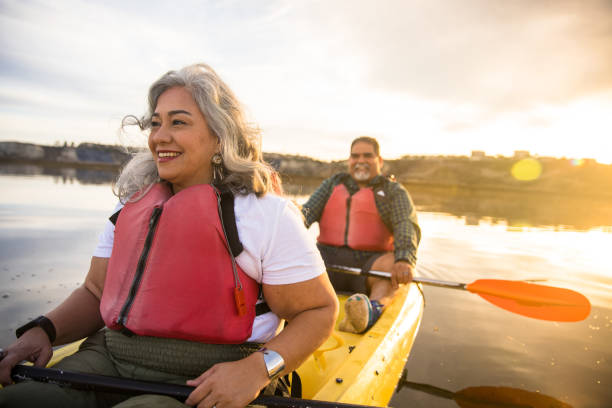 senior hispanic couple kayaking - 活躍老年人 個照片及圖片檔