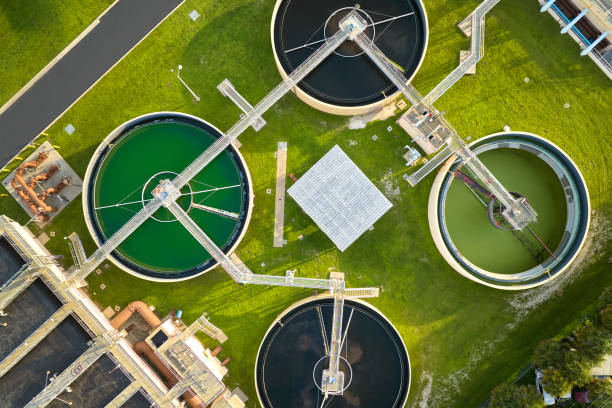 Aerial view of modern water cleaning facility at urban wastewater treatment plant. Purification process of removing undesirable chemicals, suspended solids and gases from contaminated liquid. vista aérea de la moderna instalación de limpieza de agua en la planta de tratamiento de aguas residuales urbanas. proceso de purificación de eliminación de productos químicos indeseables, sólidos en suspensión y gases de líquidos contaminados
