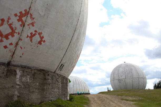 заброшенная обсерватория в горах - radar dome mountain range mountain hill стоковые фото и изображения