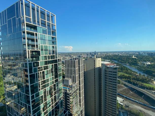 взгляд сверху вниз на парк и здания - melbourne cityscape clear sky day стоковые фото и изображения