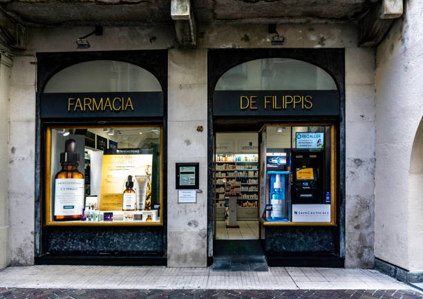 Farmacia De Filippis, a pharmacy store in Como, Italy. Farmacia De Filippis, a pharmacy store in Como, Italy. farmacia stock pictures, royalty-free photos & images