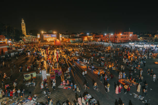 nocny targ na placu djemaa el fna w marrakeszu z meczetem k outoubia, maroko 16 listopada 2022 roku - cityscape urban scene high angle view road zdjęcia i obrazy z banku zdjęć