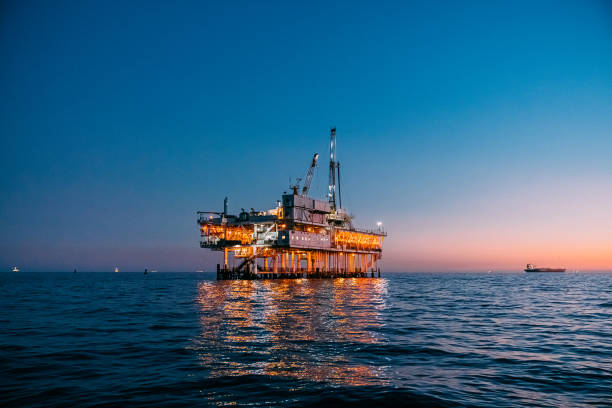 hermoso cielo al atardecer sobre una perforación petrolera en alta mar cerca de huntington beach - oil industry drill tower place of work fotografías e imágenes de stock