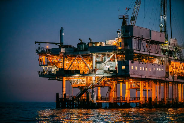 plataforma de perforación petrolera en alta mar al atardecer cerca de huntington beach - oil rig sea drilling rig sunset fotografías e imágenes de stock