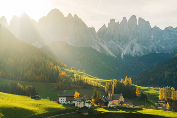 widok na okolice val di funes w dolomitach jesienią - valley tree remote landscape zdjęcia i obrazy z banku zdjęć