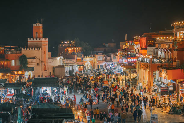 widok pod dużym kątem djemma el fna marrakesz, maroko nocą - jema el fna zdjęcia i obrazy z banku zdjęć