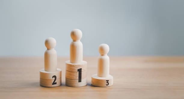 Winner successful in business strategy, ranking first position leader concept. Best performance victory in competition challenge. Three number ranking in wooden block podium. Achievement award idea. ganador exitoso en estrategia empresarial, ocupando el primer puesto de líder del concepto. mejor victoria de rendimiento en el desafío de la competencia. clasificación de tres números en el podio de bloques de madera. idea de premio al logro.