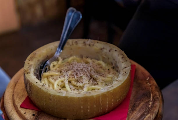 fresh pasta with truffle in pecorino cheese wheel in restaurant, florence, italy - truffle tuber melanosporum mushroom 個照片及圖片檔