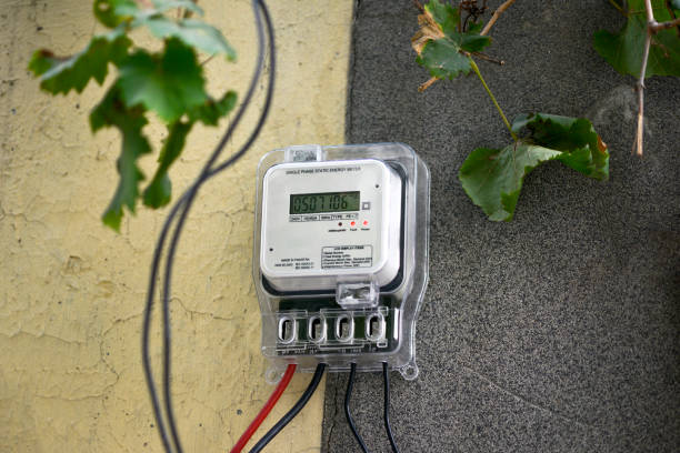 contatori elettrici intelligenti per misurare il consumo di energia - meter electricity reading intelligence foto e immagini stock