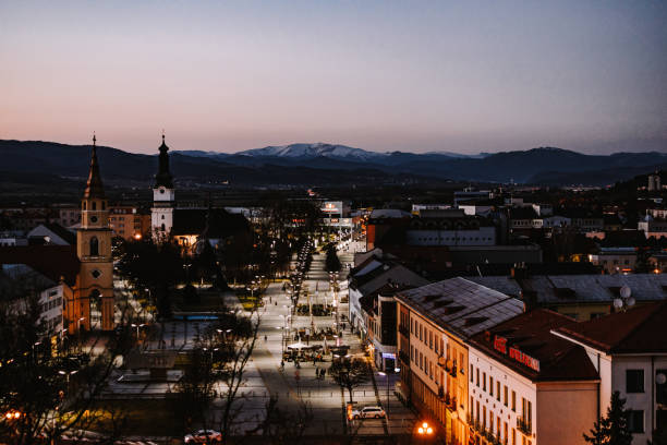 hauptplatz der stadt zvolen, gebäude und straßenlaternen zur blauen stunde, slowakei - zvolen stock-fotos und bilder