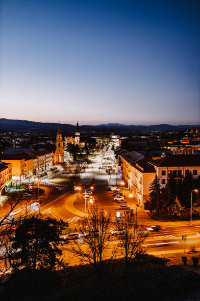 hauptplatz der stadt zvolen, gebäude und straßenlaternen zur blauen stunde, slowakei - zvolen stock-fotos und bilder