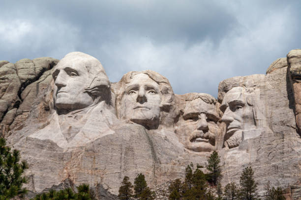 mount rushmore national memorial es una enorme escultura de cuatro presidentes estadounidenses tallada en una montaña - theodore roosevelt fotografías e imágenes de stock