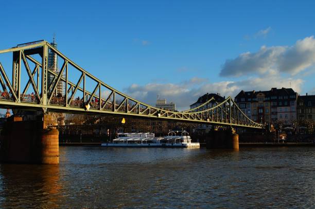 el puente "eiserner steg" sobre el río meno en frankfurt a la luz del sol de la tarde. - tiktok fotografías e imágenes de stock