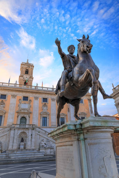 la colina capitolina en roma, italia: estatua del emperador romano marco aurelio a caballo frente al palazzo senatorio. - colina del capitolio fotografías e imágenes de stock