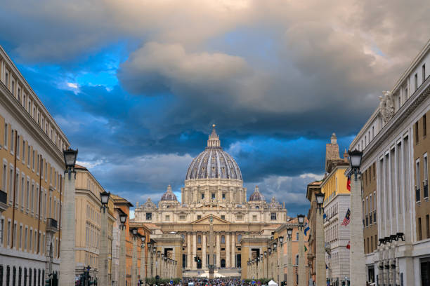 вид на базилику святого петра в риме с via della conciliazione, италия. - vatican dome michelangelo europe стоковые фото и изображения