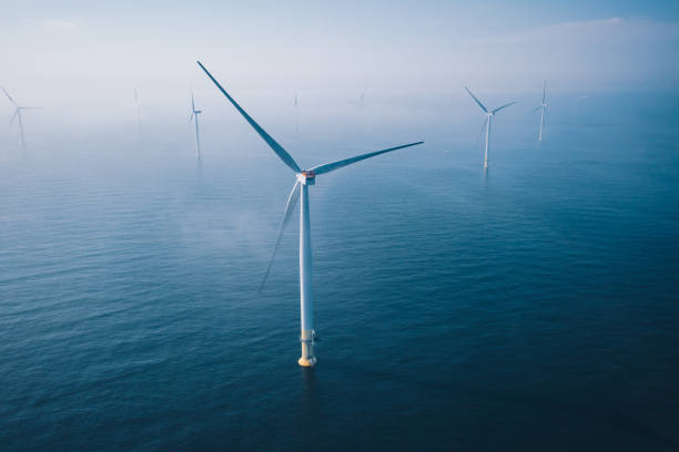 turbina eolica. vista aerea di turbine eoliche o campi di mulini a vento in mare blu in finlandia. - turbina a vento foto e immagini stock