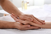 frau-erh%C3%A4lt-handmassage-im-wellness