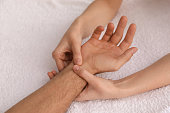 mann-erh%C3%A4lt-handmassage-auf-weichem